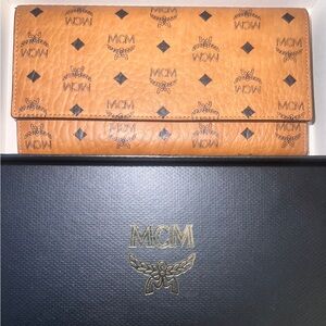 Like new. Authentic with receipt. Barely used it.